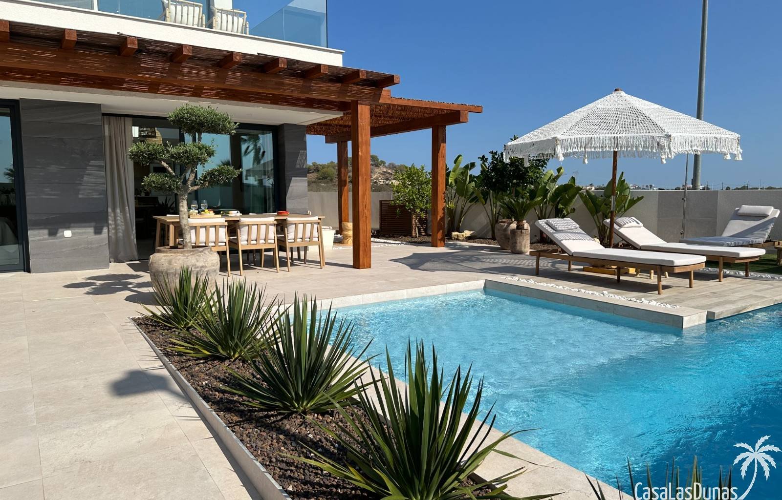 Die Villa Bella Sol ist ein idyllisches Feriendomizil im charmanten Städtchen Benijófar an der spanischen Costa Blanca. Die luxuriöse Villa wurde 202 Die Villa Bella Sol ist ein idyllisches Feriendomizil im charmanten Städtchen Benijófar an der spanischen Costa Blanca. Die luxuriöse Villa wurde 202