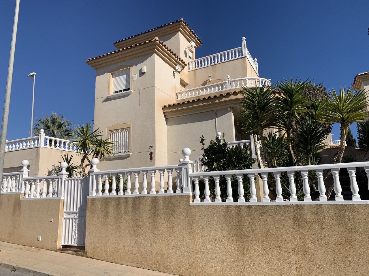 Fantastic opportunity with this 3 Bed, 2 Bath Detached Villa in Villamartin.Discover the charm of this spacious and versatile 3-bedroom, 2-bathroom Fantastic opportunity with this 3 Bed, 2 Bath Detached Villa in Villamartin.Discover the charm of this spacious and versatile 3-bedroom, 2-bathroom
