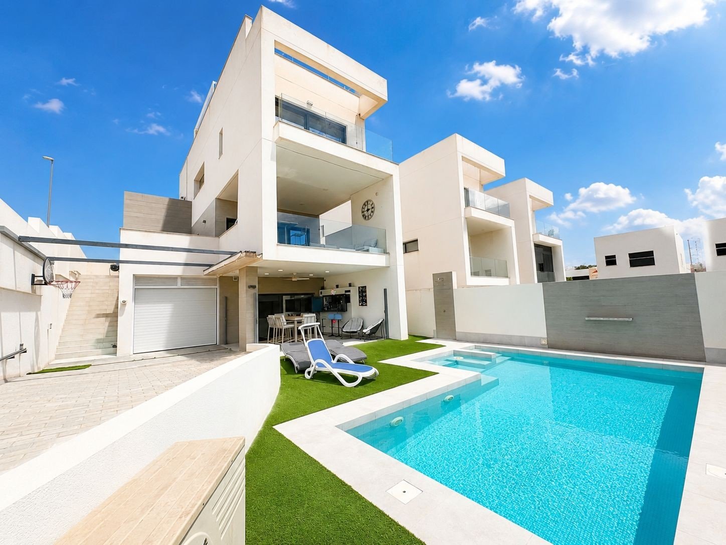 Today we are delighted to present this exceptional 4-bedroom, 4-bathroom detached villa located in the highly sought-after area of Benijófar. Set on Today we are delighted to present this exceptional 4-bedroom, 4-bathroom detached villa located in the highly sought-after area of Benijófar. Set on
