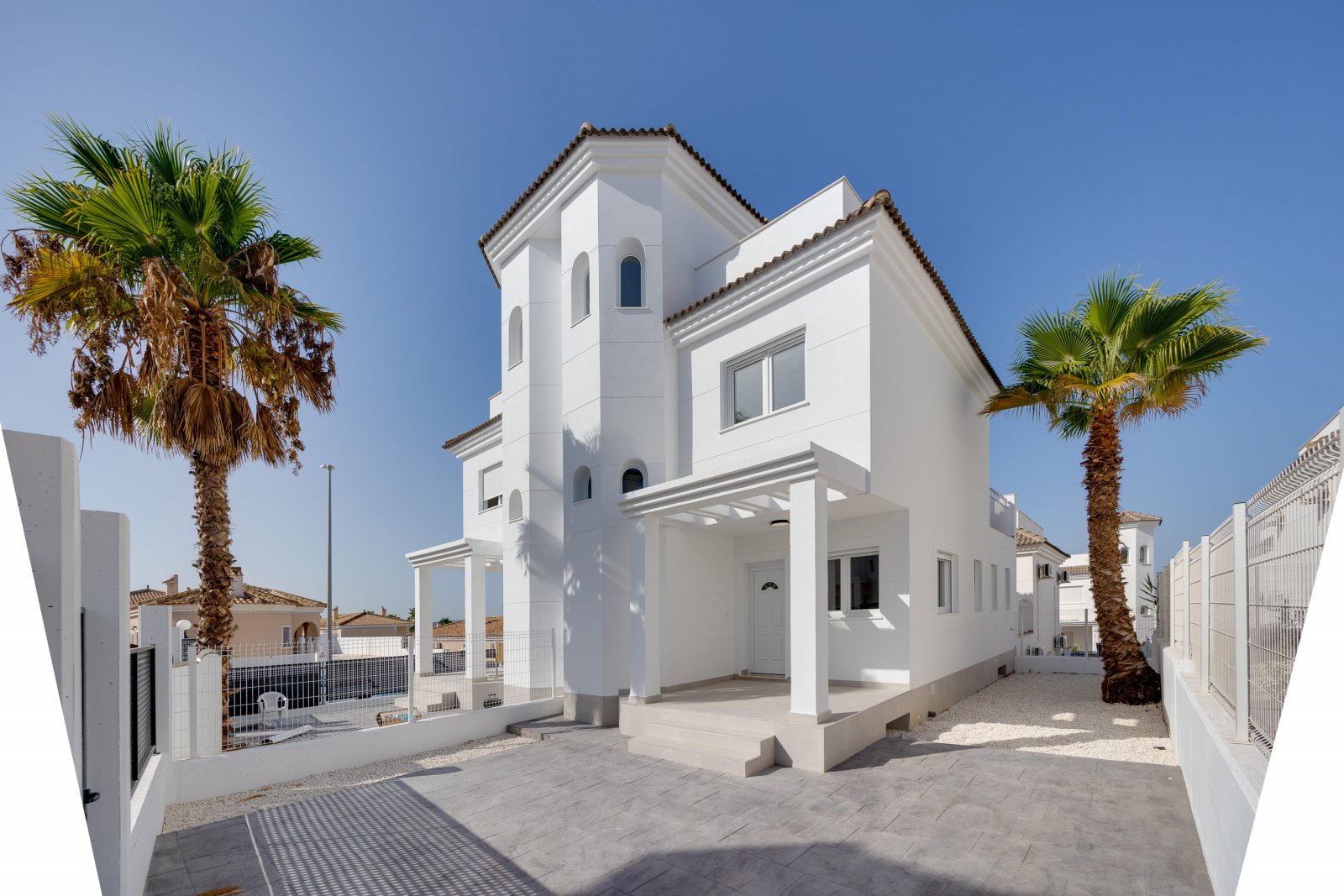 In der charmanten Stadt San Fulgencio gelegen, besteht dieses exklusive Immobilienangebot aus drei unabhängigen Wohnhäusern. Diese Immobilien zeichne In der charmanten Stadt San Fulgencio gelegen, besteht dieses exklusive Immobilienangebot aus drei unabhängigen Wohnhäusern. Diese Immobilien zeichne