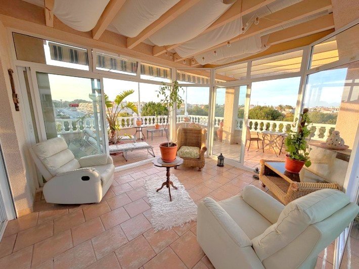 Duplex penthouse located in the prestigious gated complex of Miraflores.
A nice entrance hall distributes into 2 double bedrooms and a fam Duplex penthouse located in the prestigious gated complex of Miraflores.
A nice entrance hall distributes into 2 double bedrooms and a fam