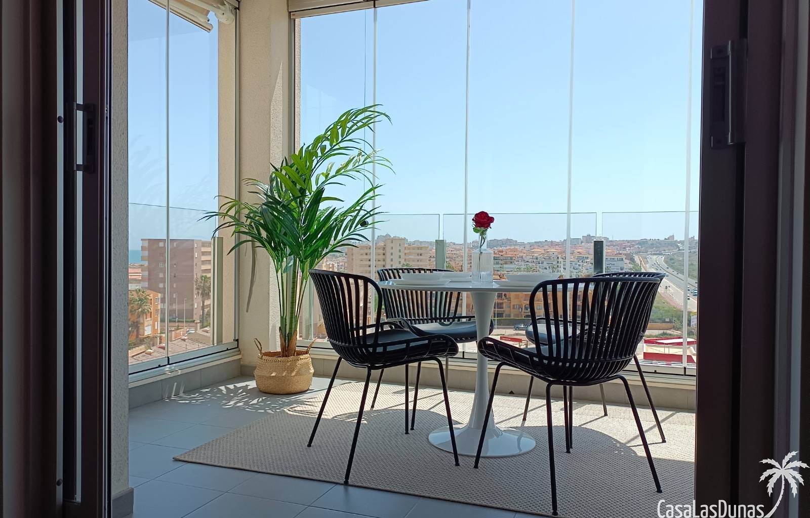 Dieses schöne, moderne Apartment befindet sich im 6. Stock, 100 Meter vom Sandstrand von Playa La Mata entfernt.
Der nach Süden ausgerichtete Balkon Dieses schöne, moderne Apartment befindet sich im 6. Stock, 100 Meter vom Sandstrand von Playa La Mata entfernt.
Der nach Süden ausgerichtete Balkon