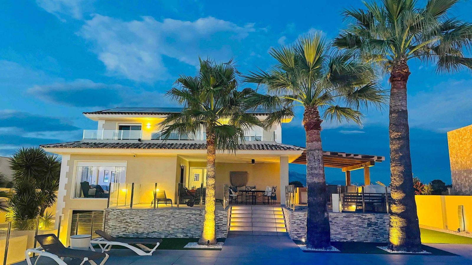 Located in the peaceful and highly sought-after area of Pueblo–Urbanizaciones, Alfaz del Pi, this stunning villa offers the perfect balance of tranq Located in the peaceful and highly sought-after area of Pueblo–Urbanizaciones, Alfaz del Pi, this stunning villa offers the perfect balance of tranq