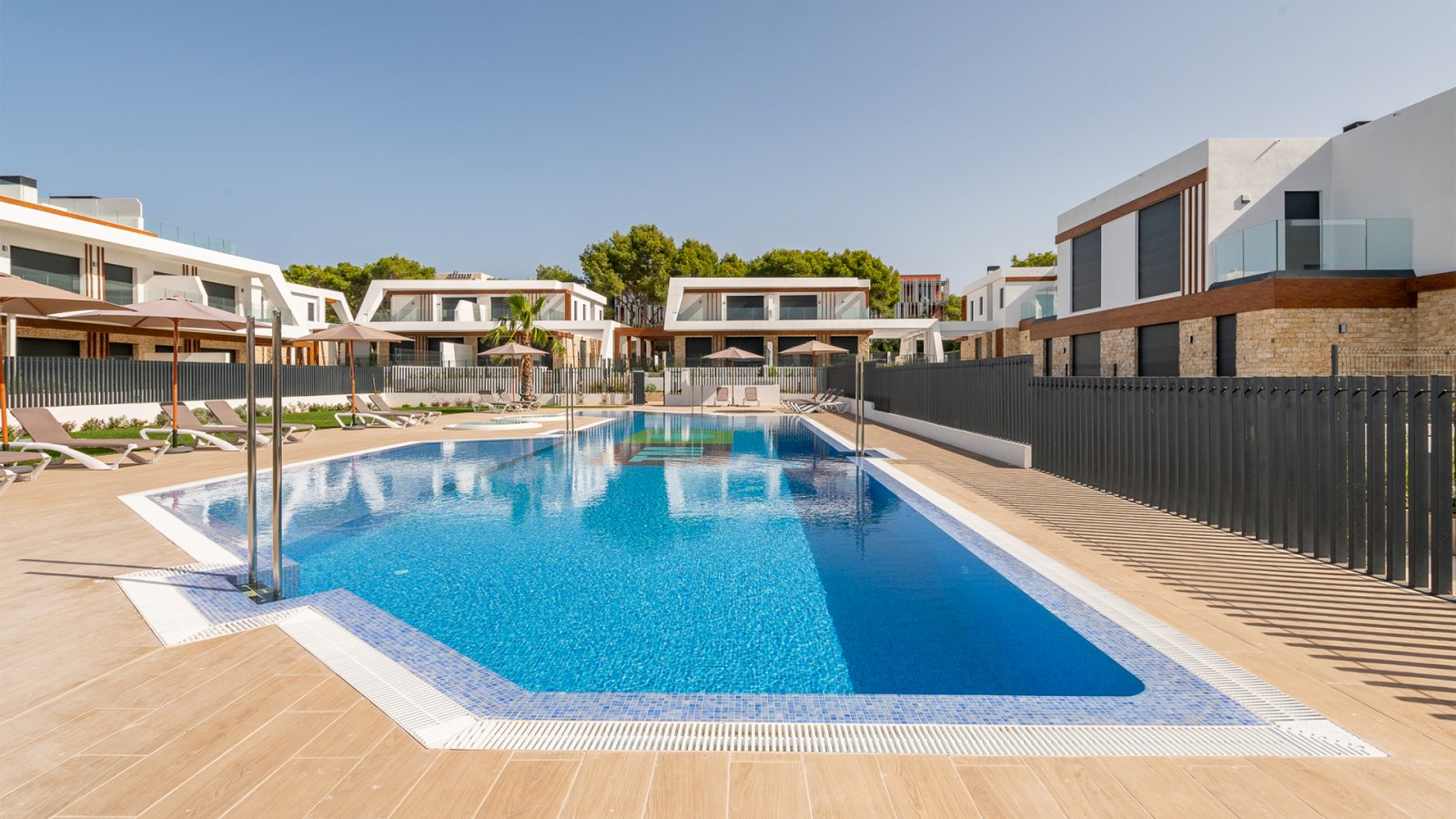 Luz de Cala Ratjada ist ein luxuriöses Wohnprojekt im östlichsten Teil der Insel Mallorca, in der Gemeinde Cala Rajtada und in einer einzigartigen Um Luz de Cala Ratjada ist ein luxuriöses Wohnprojekt im östlichsten Teil der Insel Mallorca, in der Gemeinde Cala Rajtada und in einer einzigartigen Um