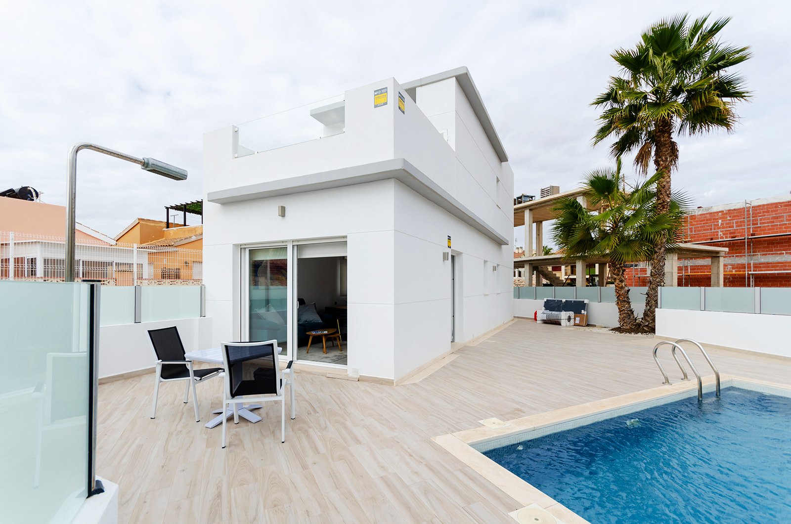 In der charmanten Stadt Torrevieja gelegen, bietet diese Wohnanlage eine exklusive Auswahl von 7 Reihenhäusern. Diese Häuser sind für diejenigen konz In der charmanten Stadt Torrevieja gelegen, bietet diese Wohnanlage eine exklusive Auswahl von 7 Reihenhäusern. Diese Häuser sind für diejenigen konz