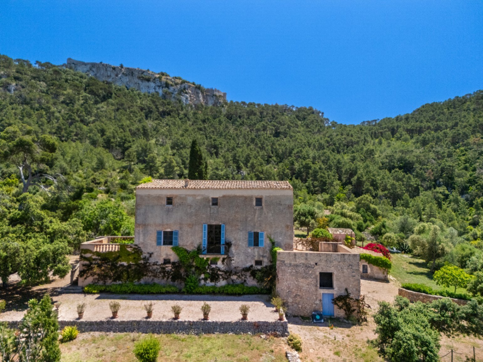 Eingebettet in die schöne Landschaft Mallorcas bietet dieses atemberaubende Anwesen eine einzigartige Gelegenheit, das mediterrane Leben zu genießen. Eingebettet in die schöne Landschaft Mallorcas bietet dieses atemberaubende Anwesen eine einzigartige Gelegenheit, das mediterrane Leben zu genießen.