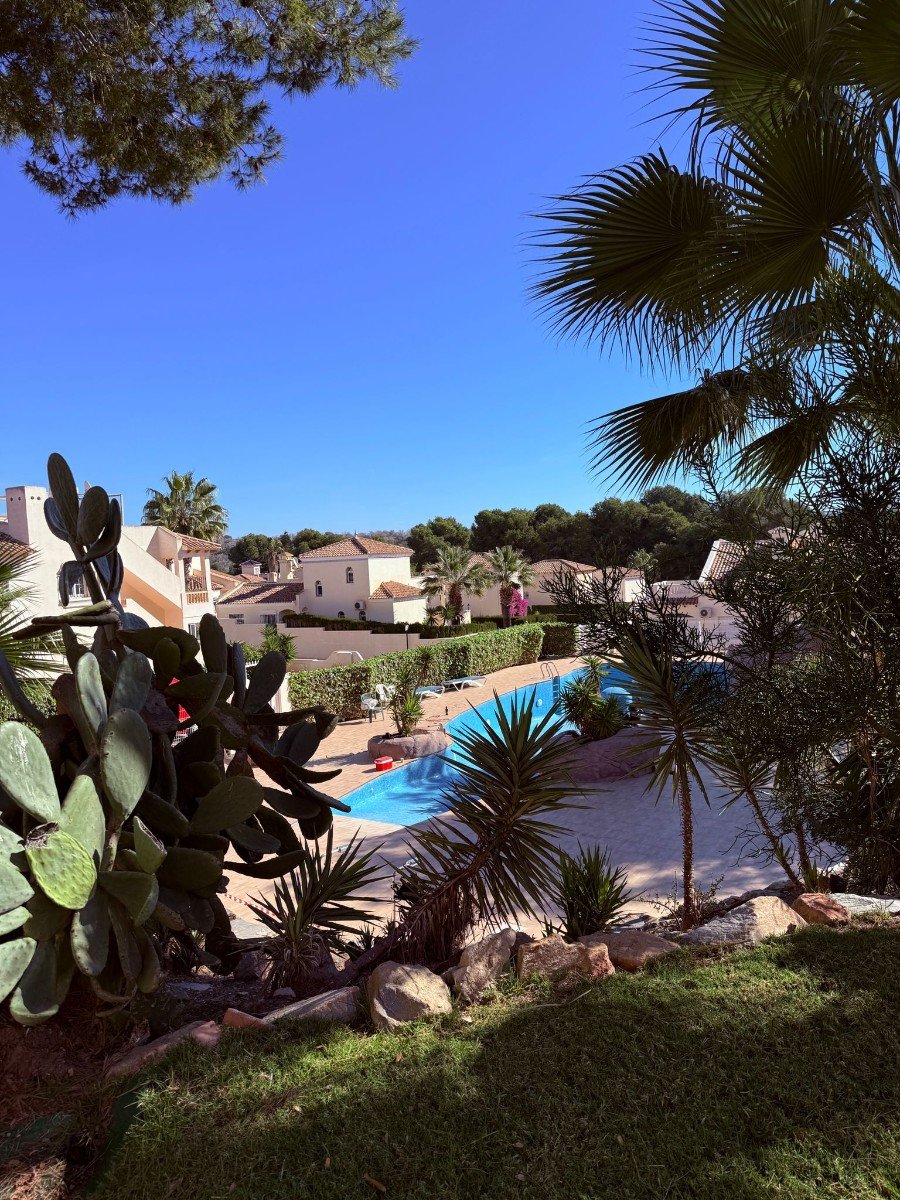 This beautifully renovated and fully furnished 138m² apartment offers spacious, modern living with high-quality finishes throughout. Designed for co This beautifully renovated and fully furnished 138m² apartment offers spacious, modern living with high-quality finishes throughout. Designed for co
