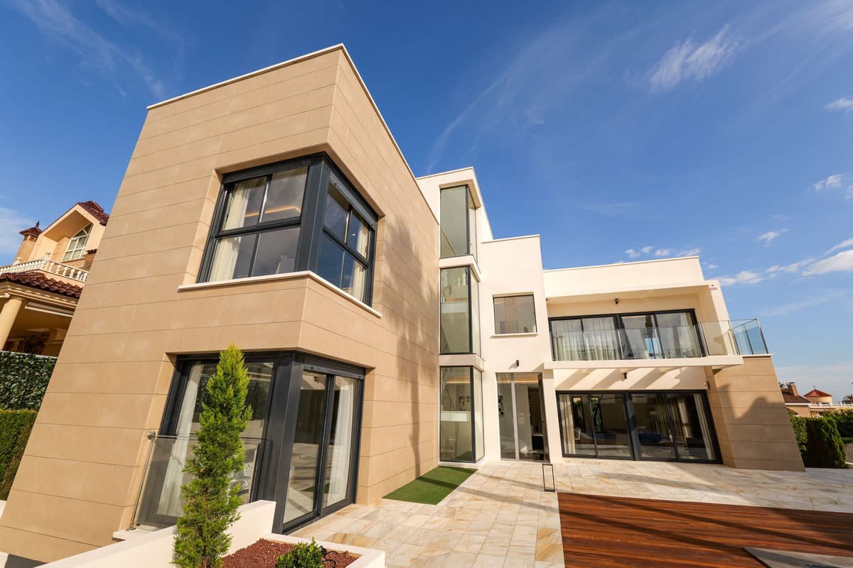 In der schönen Stadt Torrevieja gelegen, bietet diese Villa ein außergewöhnliches Wohnerlebnis nur 100 Meter vom Meer entfernt. Entworfen für diejeni In der schönen Stadt Torrevieja gelegen, bietet diese Villa ein außergewöhnliches Wohnerlebnis nur 100 Meter vom Meer entfernt. Entworfen für diejeni