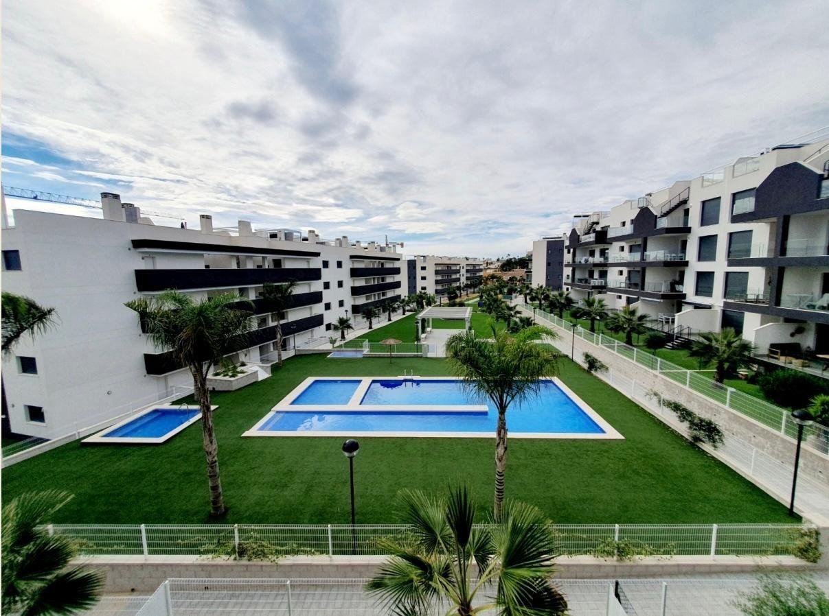Discover this superb modern flat situated on the 2nd floor (with lift access) within the prestigious, secure Valentino Golf residence. Ideally facin Discover this superb modern flat situated on the 2nd floor (with lift access) within the prestigious, secure Valentino Golf residence. Ideally facin